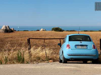 ...sono parcheggiate in prossimit� di alcuni sentieri che conducono al mare